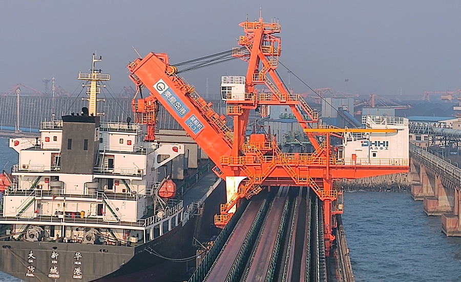 1秦皇岛港第三台装船机完成重载试车.jpg